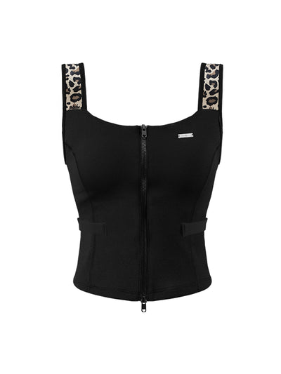 Leopard print sports tank with contrast straps and a zip front. Fitted, chic, and perfect for elevating your tennis practice look.