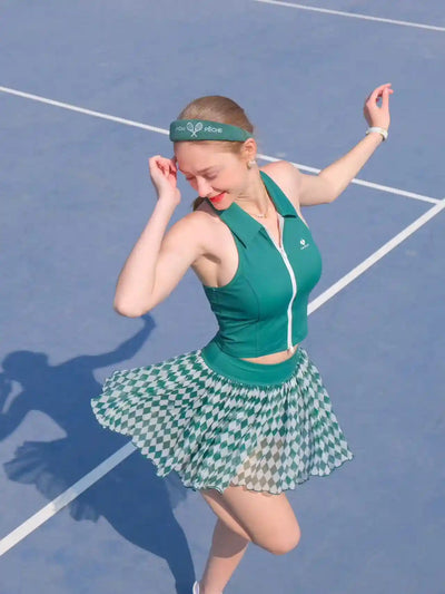 Woman in green tennis outfit on a tennis court