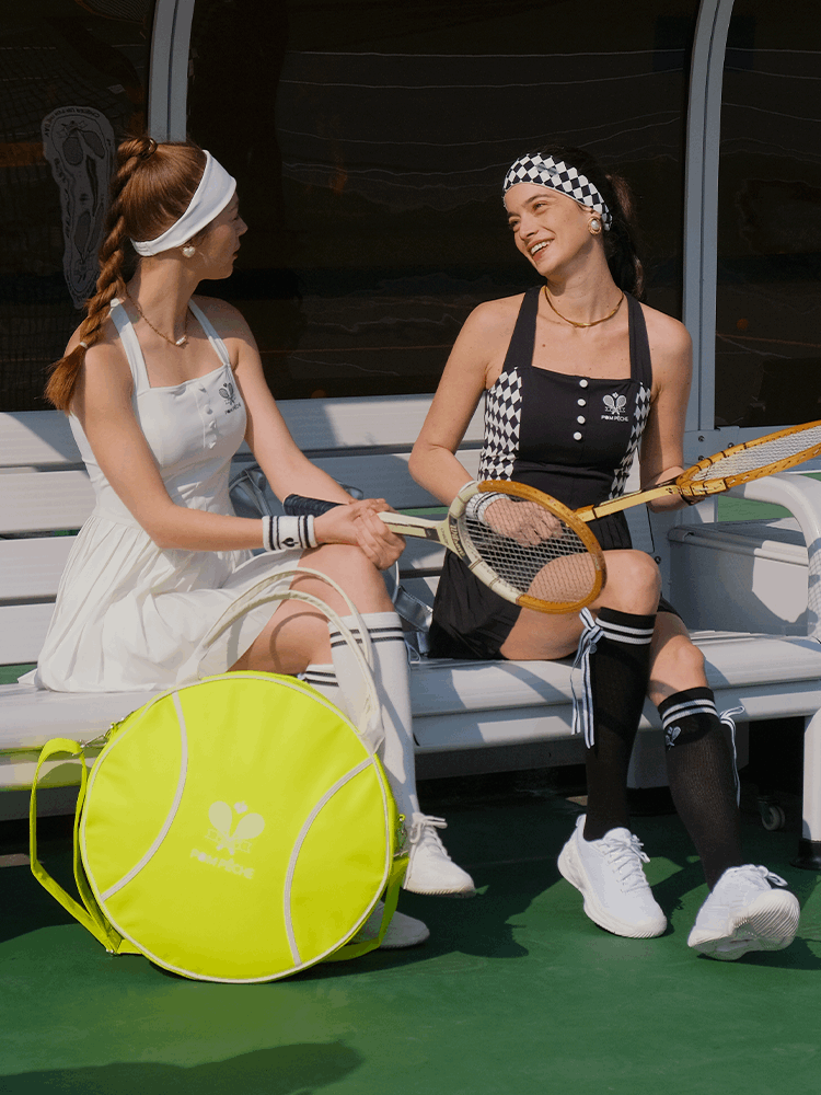 Green round tennis bag with white trim and handles, featuring Pom Pêche logo.